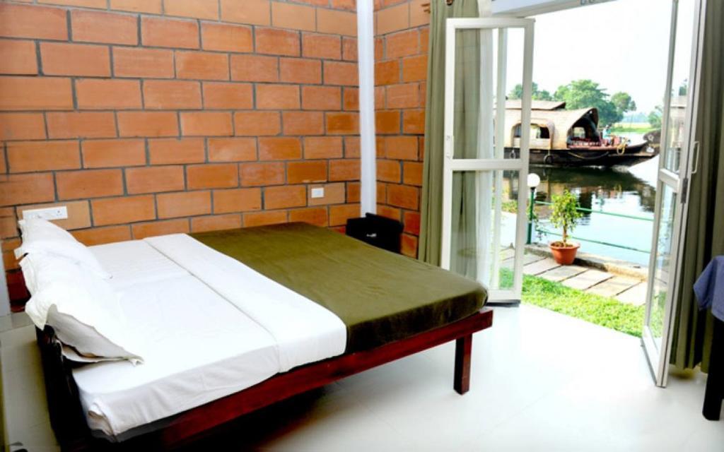 Riverine Resort Alappuzha Номер фото