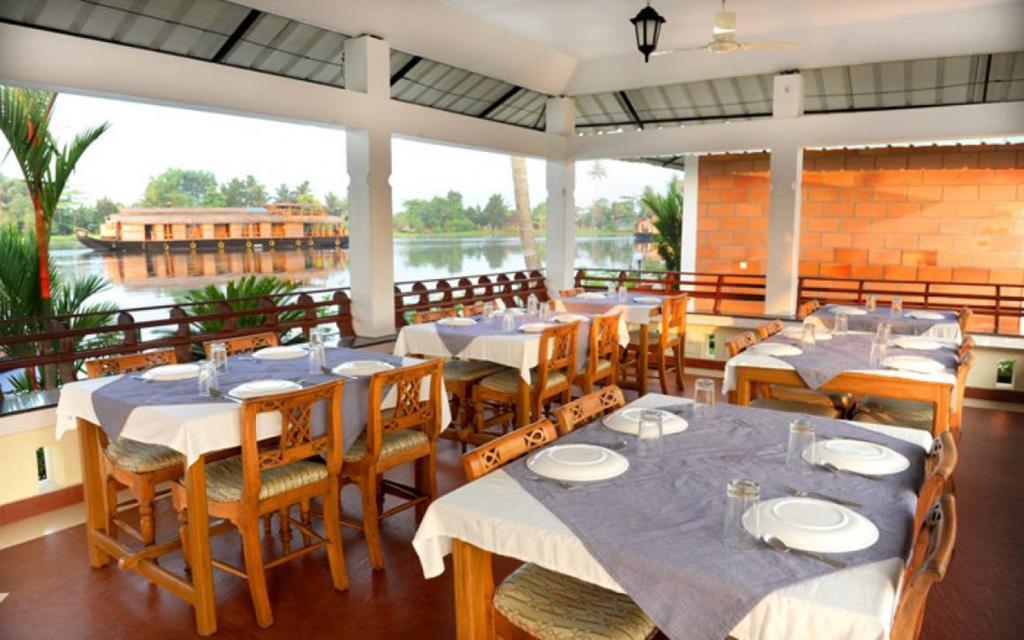 Riverine Resort Alappuzha Экстерьер фото