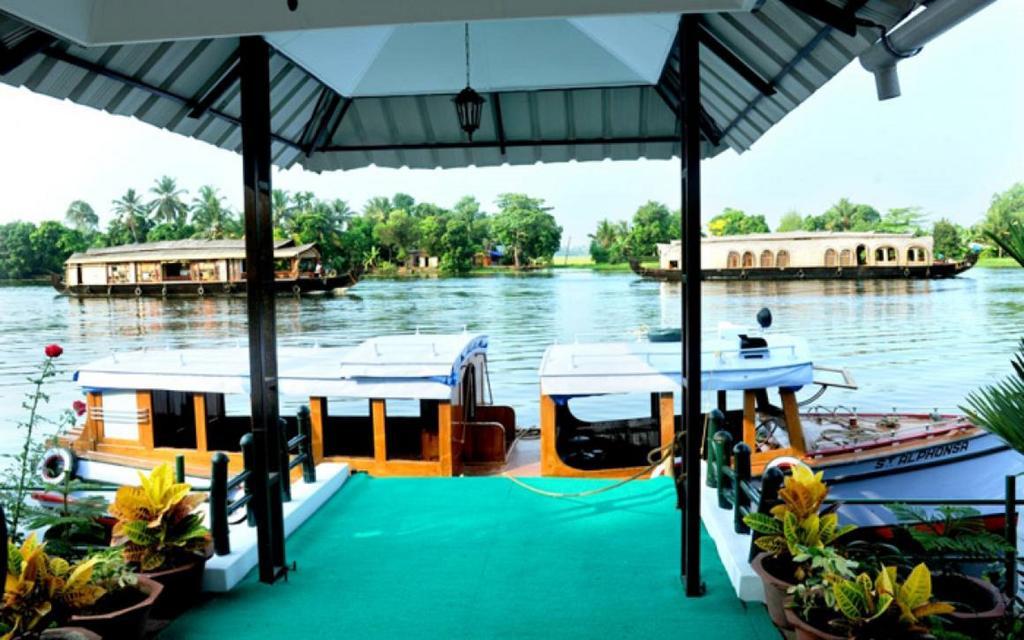 Riverine Resort Alappuzha Экстерьер фото