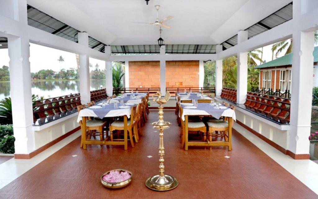 Riverine Resort Alappuzha Экстерьер фото